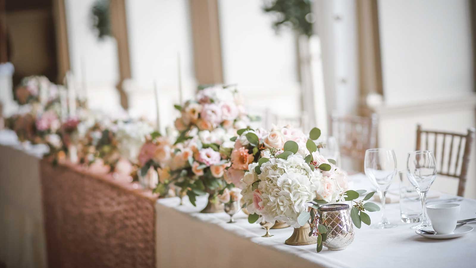 Dekoracje weselne i spójne zaproszenia ślubne