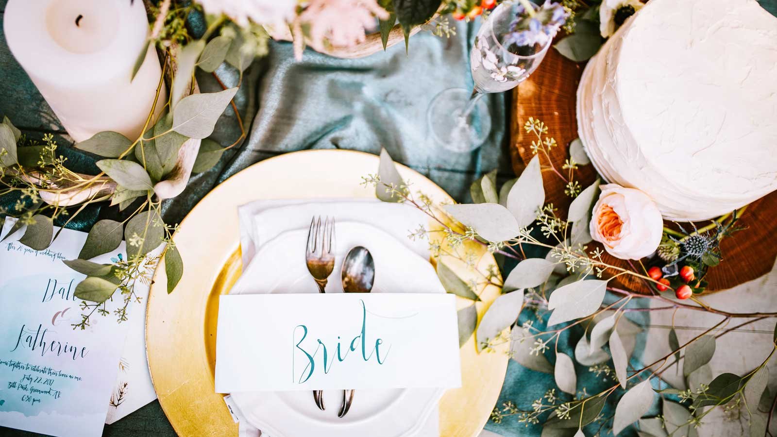 Zaproszenia ślubne muszą być spójne z salą weselną.